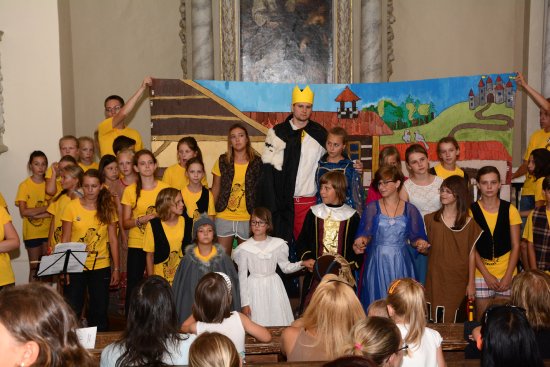 V improvizovaných podmínkách odehráli účastníci letošního tábora muzikálovou Popelku.
FOTO: DAVID MACHÁČEK