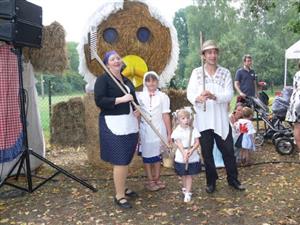 K dožínkám neodmyslitelně patří lidové kroje. Letos bylo připraveno pro účastníky 68 kusů. V krojích chodí jednotlivci, ale mnohdy se vystrojí celé rodiny i několik generací.
FOTO: ILONA MAZALOVÁ