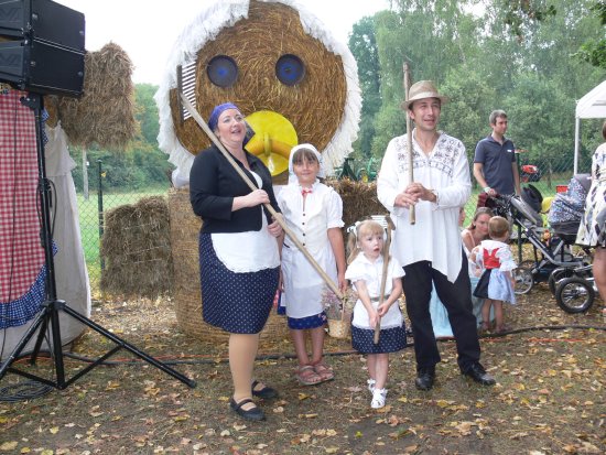 K dožínkám neodmyslitelně patří lidové kroje. Letos bylo připraveno pro účastníky 68 kusů. V krojích chodí jednotlivci, ale mnohdy se vystrojí celé rodiny i několik generací.
FOTO: ILONA MAZALOVÁ