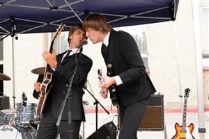 Součástí programu Letních slavností v Mniší, které se minulou sobotu uskutečnily již podruhé, byl také koncert revivalové kapely Brouci Band.
FOTO: DAVID MACHÁČEK