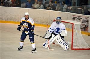 Útočník Adam Červenka, který se po dlouhé době vrací do sestavy kopřivnického mužstva, číhá v přípravném utkání s Novým Jičínem na případnou teč.
FOTO: KRISTINA ČABLOVÁ
