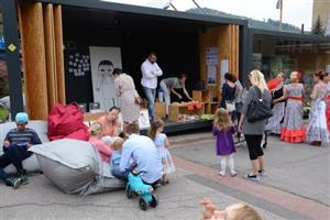 Minulou sobotu v podvečer vyvrcholilo měsíční fungování projektu Sdílko v centru Kopřivnice. Organizátoři by jej v nějaké podobě do města rádi vrátili. 
FOTO: DAVID MACHÁČEK