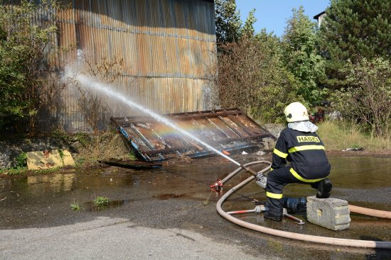 Ještě víc než dvanáct hodin po ohlášení požáru seníku v Ženklavě hasiči místo ochlazovali a seno nechávali kontrolovaně dohořívat.
FOTO: D. MACHÁČEK