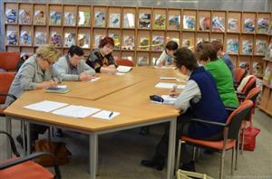 Mezi seniory je o vzdělávání v rámci Akademie třetího věku, které pořádá místní městská knihovna, velký zájem. I v nadcházejícím semestru si mohou vybrat ze čtyř kurzů.             
FOTO: LUCIE KAZLEPKOVÁ