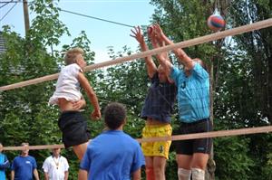 Volejbalisté družstva Kopřivnice staří se snaží zablokovat smeč hráče týmu ŠSK Beskydy, se kterým se utkali hned na úvod mezinárodního turnaje.
FOTO: KRISTINA ČABLOVÁ