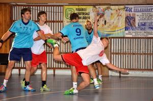 Jaromír Petřík zakončuje akci kopřivnického házenkářského mužstva v zápase s celkem Frýdku-Místku, s nímž se utkalo v turnaji na domácí palubovce.
FOTO: KRISTINA ČABLOVÁ