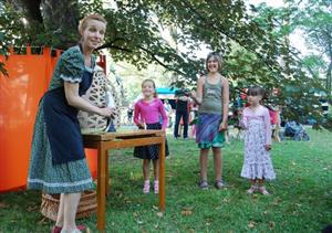 Do divadelní hry O Andrýskovi zapojila principálka děti, které ztvárnily postavy loupežníků, i zbytek publika, jež se staralo o hudební doprovod.
FOTO: D. HOĎÁKOVÁ