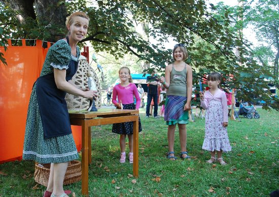 Do divadelní hry O Andrýskovi zapojila principálka děti, které ztvárnily postavy loupežníků, i zbytek publika, jež se staralo o hudební doprovod.
FOTO: D. HOĎÁKOVÁ