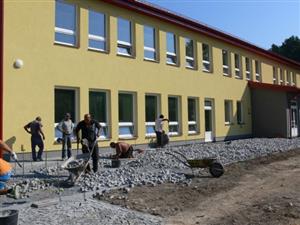 Na nové budově Základní a Mateřské školy v Mošnově se provádí poslední dokončovací práce. Pokud včas vyschnou podlahy, začnou se v ní děti učit od listopadu.
FOTO: ILONA MAZALOVÁ