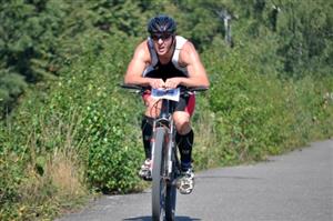 Petr Jalůvka (SK Jiří Team Ostrava) se držel ve vedení v celém průběhu Větřkovického triatlonu a nakonec zvítězil v čase 1:33:32 hod.
FOTO: KRISTINA ČABLOVÁ