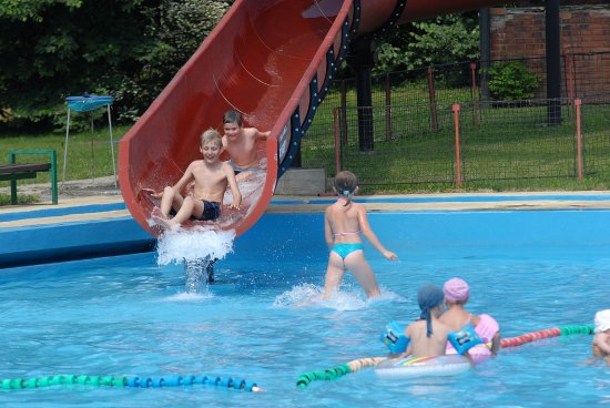 Horké počasí o prázdninách přimělo zhruba 29 tisíc lidí k návštěvě kopřivnického koupaliště. Takovou návštěvnost v novodobé historii jeho správci nepamatují.
FOTO: DAVID MACHÁČEK