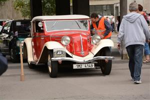 Nablýskaná Tatra52 s unikátní Sodomkovou karosérií patřila k největším lákadlům kolony tatrováckých veteránů, která projela městem. 
FOTO: DAVID MACHÁČEK