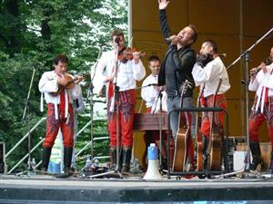 Bende při svém koncertu exceloval zpěvem i hrou na různé hudební nástroje.
FOTO: I. MAZALOVÁ