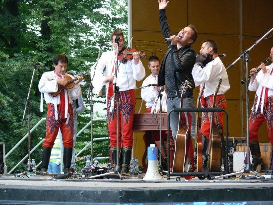 Bende při svém koncertu exceloval zpěvem i hrou na různé hudební nástroje.
FOTO: I. MAZALOVÁ