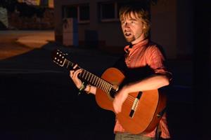 Původem americký písničkář Chris Coleman se svou kytarou uzavřel minulou neděli sérii letních koncertů pod širým nebem pořádaných Mandalou.
FOTO: DAVID MACHÁČEK