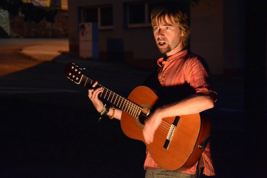 Původem americký písničkář Chris Coleman se svou kytarou uzavřel minulou neděli sérii letních koncertů pod širým nebem pořádaných Mandalou.
FOTO: DAVID MACHÁČEK