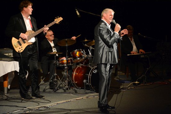 Zpěvák Laďa Kerndl přijel na odložený koncert v Kopřivnici nejen dodatečně oslavit své narozeniny, ale také zde pokřtil své nejnovější CD a knihu.
FOTO: DAVID MACHÁČEK