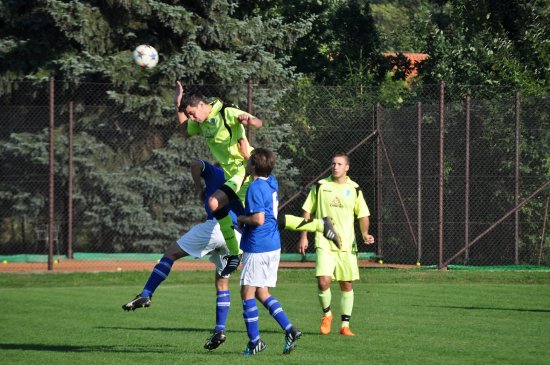 Lukáš Velička (FC Vlčovice-Mniší) využil své tělesné výšky a v hlavičkovém souboji předčil oba své soupeře z mužstva TJ Mořkov.
FOTO: KRISTINA ČABLOVÁ