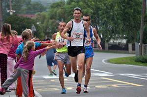 Čtyřčlenná skupinka závodníků Běhu rodným krajem Emila Zátopka, mezi nimiž je i Václav Bitala (vpravo, č. 8) z AK EZ Kopřivnice, probíhá Ženklavou a je povzbuzována místními dětmi.
FOTO: KRISTINA ČABLOVÁ