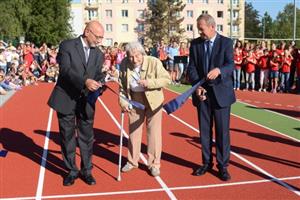 Olympionička Dana Zátopková slavnostně zahájila provoz nového sportovního hřiště při ZŠ Emila Zátopka a bezprostředně poté odstartovala první závod na novém sportovišti.      
FOTO: DAVID MACHÁČEK