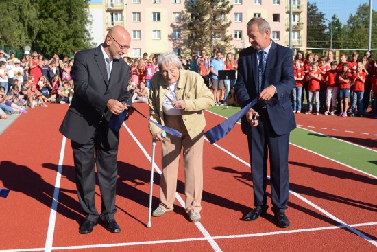 Olympionička Dana Zátopková slavnostně zahájila provoz nového sportovního hřiště při ZŠ Emila Zátopka a bezprostředně poté odstartovala první závod na novém sportovišti.      
FOTO: DAVID MACHÁČEK