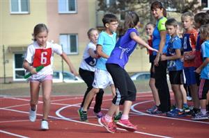 Na novém hřišti ZŠ E. Zátopka soutěžili žáci ve štafetových závodech Zátopkova pětka a desítka.
FOTO: KRISTINA ČABLOVÁ