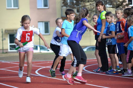 Na novém hřišti ZŠ E. Zátopka soutěžili žáci ve štafetových závodech Zátopkova pětka a desítka.
FOTO: KRISTINA ČABLOVÁ