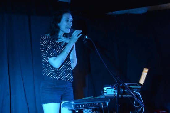 Americká zpěvačka Aby Wolf na půdě kopřivnické Mandaly bavila posluchače experimenty s vlastním hlasem.
FOTO: DAVID MACHÁČEK