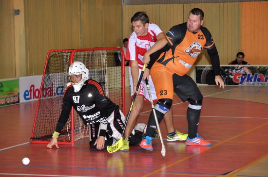 Lukáš Soukal (vlevo) se snaží prosadit před brněnskou bránou proti urostlejšímu soupeři. Vikingové nakonec Gulliverům podlehli těsně 6:7.
FOTO: KRISTINA ČABLOVÁ