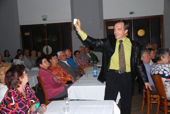 V úvodu akce ’Nedáme se’ byla sehrána simulovaná prodejní akce, kdy se prodejce snažil přítomným prodat kostku másla za 400 korun. Jeho výkon byl natolik přesvědčivý, že někteří lidé odcházeli ze sálu a dožadovali se zásahu policie.
FOTO: DANA HOĎÁKOVÁ