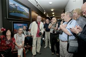 Na vernisáži výstavy Mezi nebem a zemí se v Ostravském muzeu na Masarykově náměstí sešla spousta návštěvníků i vystavujících horolezců a fotografů.
FOTO: ILONA MAZALOVÁ