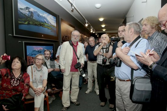 Na vernisáži výstavy Mezi nebem a zemí se v Ostravském muzeu na Masarykově náměstí sešla spousta návštěvníků i vystavujících horolezců a fotografů.
FOTO: ILONA MAZALOVÁ