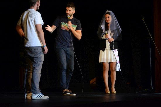 Petr Cerha, známý jako Nasty (uprostřed), byl jedním ze čtyř standupových komiků, kteří vystoupili v kulturním domě v pořadu Na stojáka, a zapojil do svého výstupu i diváky. 
FOTO: DAVID MACHÁČEK