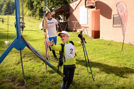 Výškový rozdíl Everestu se letos na svazích Červeného kamene pokusilo pokořit 160 lezců. Každý zdolaný výstup v cíli u lyžařské chaty oznámili zazvoněním.
FOTO: DAVID MACHÁČEK