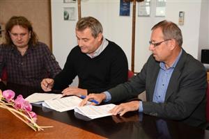 Před týdnem podepsali zástupci klubu házené Miroslav Bartoň a Ivo Vávra společně se starostou Kopřivnice Miroslavem Kopečným smlouvu o prodeji házenkářského hřiště městu.        
FOTO: DAVID MACHÁČEK