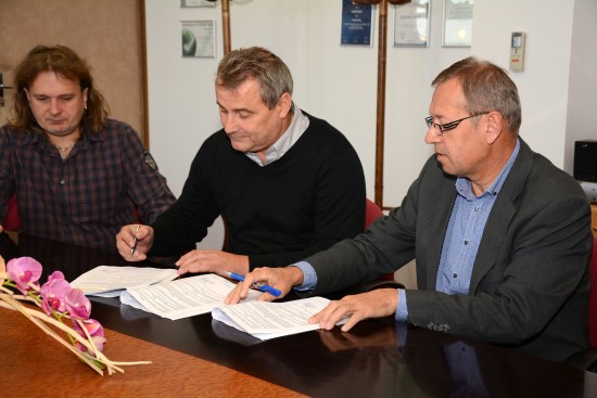 Před týdnem podepsali zástupci klubu házené Miroslav Bartoň a Ivo Vávra společně se starostou Kopřivnice Miroslavem Kopečným smlouvu o prodeji házenkářského hřiště městu.        
FOTO: DAVID MACHÁČEK