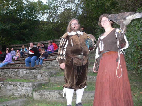 Kromě šermířů mohli návštěvníci amfiteátru pod Starou věží obdivovat dravé ptáky, s nimiž se ti odvážnější zájemci mohli nechat vyfotografovat.
FOTO: ILONA MAZALOVÁ