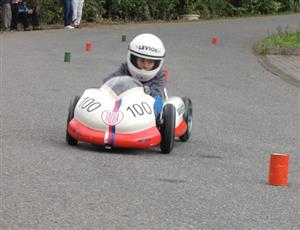 Jakub Procházka, pravnuk slavného automobilového jezdce z Kopřivnice Aloise Marka, při své jízdě v závěrečném závodě Poháru ČR.
FOTO: JIŘÍ PROCHÁZKA