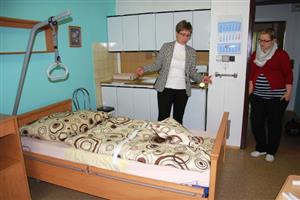 V rámci dne otevřených dveří si mohli zájemci prohlédnout nové vybavení odlehčovacích služeb, tzv. domovinek, ve Středisku sociálních služeb na ulici České.
FOTO: DANA HOĎÁKOVÁ