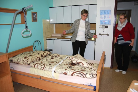 V rámci dne otevřených dveří si mohli zájemci prohlédnout nové vybavení odlehčovacích služeb, tzv. domovinek, ve Středisku sociálních služeb na ulici České.
FOTO: DANA HOĎÁKOVÁ