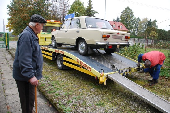 Vůz, který si jeho majitel pořídil v roce 1979, skončil v sobotu 10. října na ženklavském vrakovišti. Majitelé vysloužilých automobilů díky opakující se akci města ušetřili za odtah.
FOTO: DANA HOĎÁKOVÁ