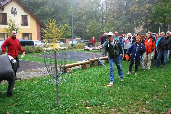 Před týdnem si v rámci Sportovního dne mohli senioři vyzkoušet i discgolf. O hru pod dohledem instruktora Michala Grepla byl velký zájem.
FOTO: DANA HOĎÁKOVÁ