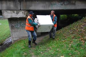 Pracovníci Slumeka vyklízeli věci zpod mostu na Erbenově ulici. Radnice nechala po předchozím upozornění zlikvidovat tábořiště bezdomovců a narkomanů. Ti se v době vyklízení prostor na místě již nezdržovali.
FOTO: DANA HOĎÁKOVÁ