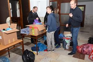 Minulou neděli začala ve vestibulu Katolického domu v Kopřivnici sbírka materiální pomoci určená uprchlíkům proudícím do Evropy. Akce bude pokračovat i tuto neděli. 
FOTO: DAVID MACHÁČEK