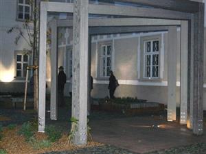 Zrekonstruované zahrady příborského piaristického kláštera, které se minulý týden poprvé otevřely veřejnosti, lákají díky osvětlení i k večerním procházkám.
FOTO: ILONA MAZALOVÁ