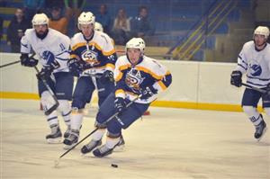 Ondřej Sluštík zakládá akci kopřivnického mužstva v derby s Novým Jičínem, při kterém navštívilo místní zimní stadion téměř dva a půl tisíce diváků.
FOTO: KRISTINA ČABLOVÁ