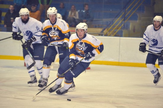 Ondřej Sluštík zakládá akci kopřivnického mužstva v derby s Novým Jičínem, při kterém navštívilo místní zimní stadion téměř dva a půl tisíce diváků.
FOTO: KRISTINA ČABLOVÁ