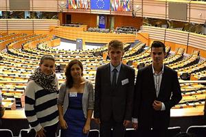 Zástupkyně kopřivnického dětského zastupitelstva Karolína Špačková (vlevo) a Anna Murková v zasedacím sále Evropského parlamentu.