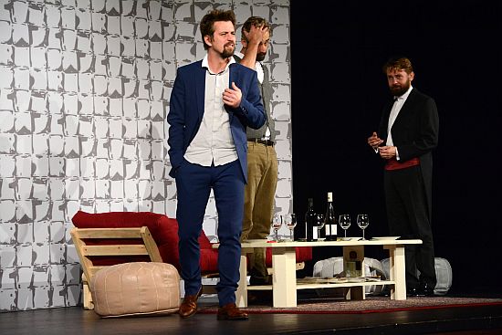 Jan Dolanský, Roman Zach a Petr Lněnička tvořili pánskou část obsazení komedie Jméno, která minulý týden zahájila novou předplatitelskou sezonu v kulturním domě.
FOTO: DAVID MACHÁČEK
