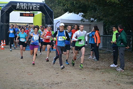 Martin Keller (č. 40 1) z AK E. Zátopka Kopřivnice rozbíhá štafetu v Ekiden Maratonu v partnerském městě Trappes.
FOTO: JIŘÍ HARAŠTA
